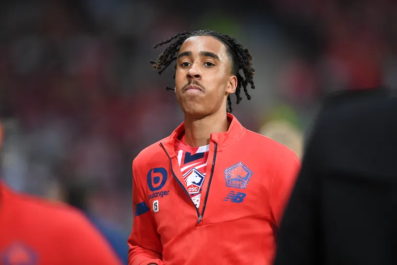 Foto: (IconSport) - Leny Yoro pelo Lille