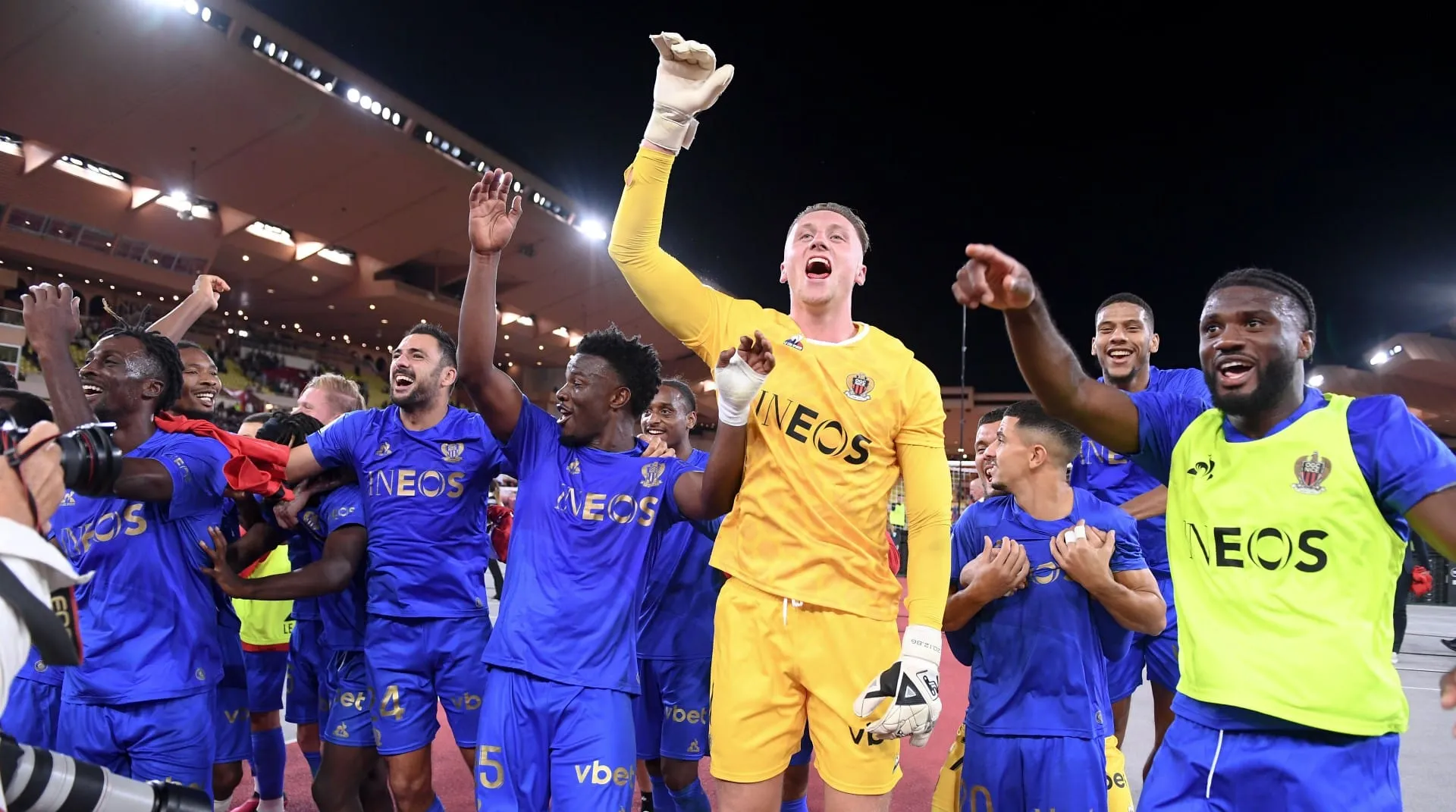 O Nice pegou dois p&ecirc;naltis e anotou uma pintura no fim para vencer o Monaco no d&eacute;rbi
