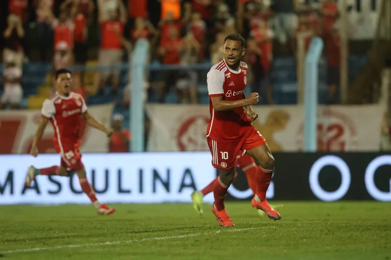 Alan Patrick celebra gol pelo Inter