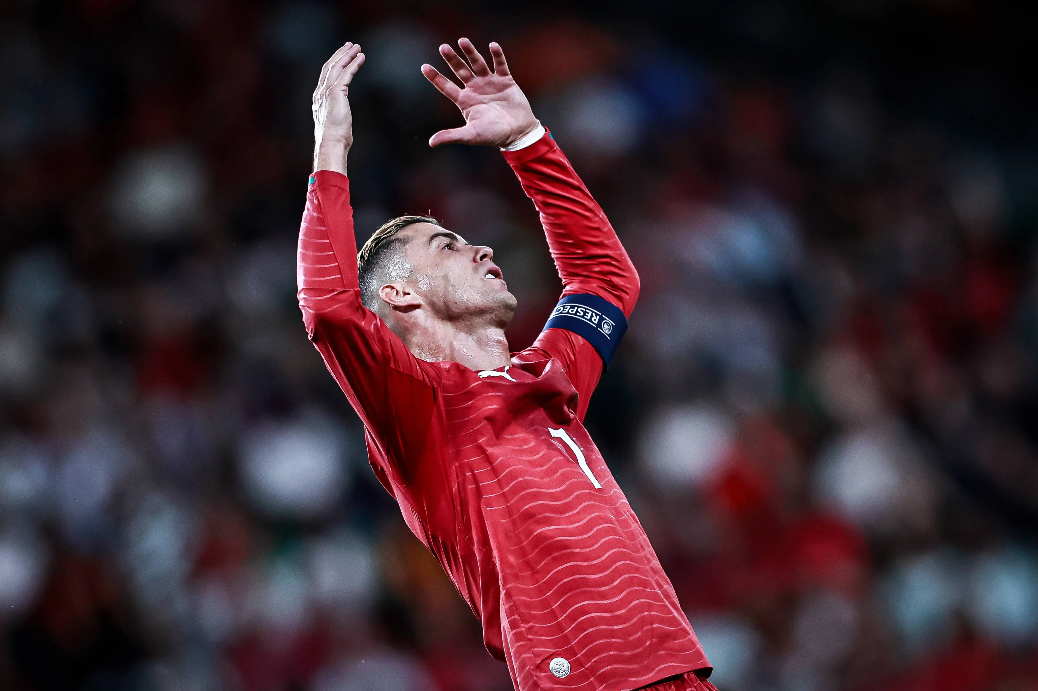 Cristiano Ronaldo se lamenta durante jogo de Portugal