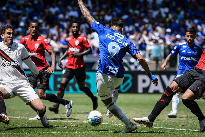 Na cara do gol, Kaio Jorge n&atilde;o perdoou e fechou vit&oacute;ria do Cruzeiro