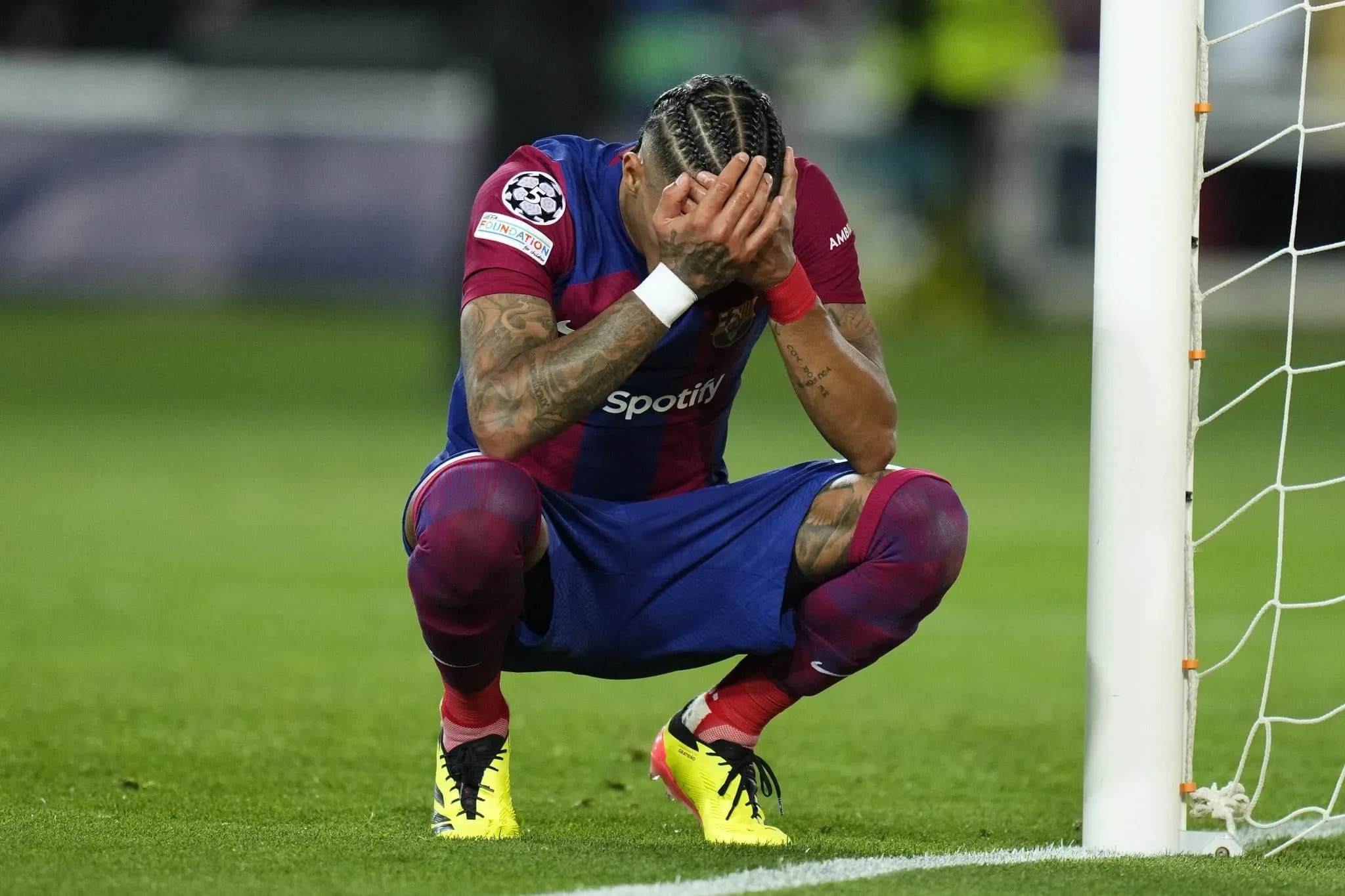Pedrada no pr&oacute;prio &ocirc;nibus: desastre do Barcelona foi al&eacute;m do campo na Champions
