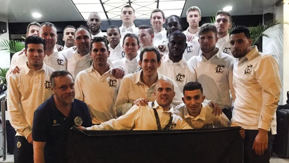 A torcida recepcionou o Corinthian-Casuals e at&eacute; tentou ensin&aacute;-los a cantar o hino