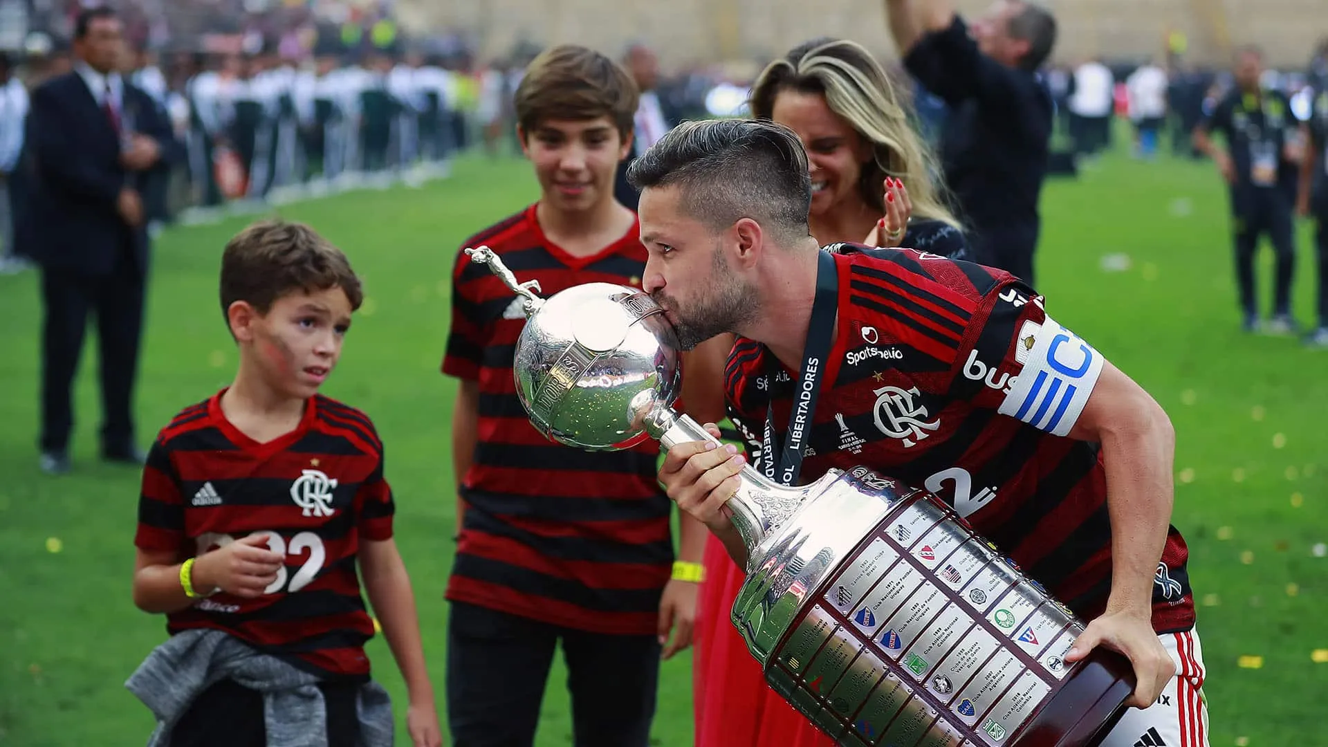 Diego saiu do banco para fazer valer a m&iacute;stica da camisa 10 que o Flamengo precisava
