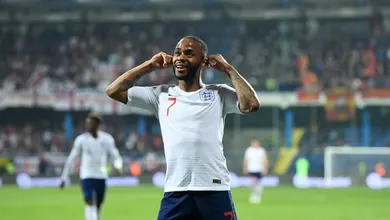 Sterling brilha mais uma vez pela Inglaterra, agora ao lado de Hudson-Odoi, em goleada sobre Montenegro