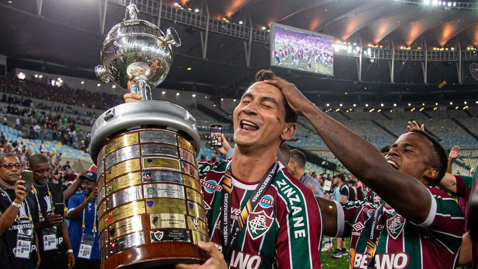 Arias e Ganso com a ta&ccedil;a da Libertadores em 2023: dupla est&aacute; no top 10 de assist&ecirc;ncias do Fluminense - Foto: MARCELO GON&Ccedil;ALVES / FLUMINENSE FC