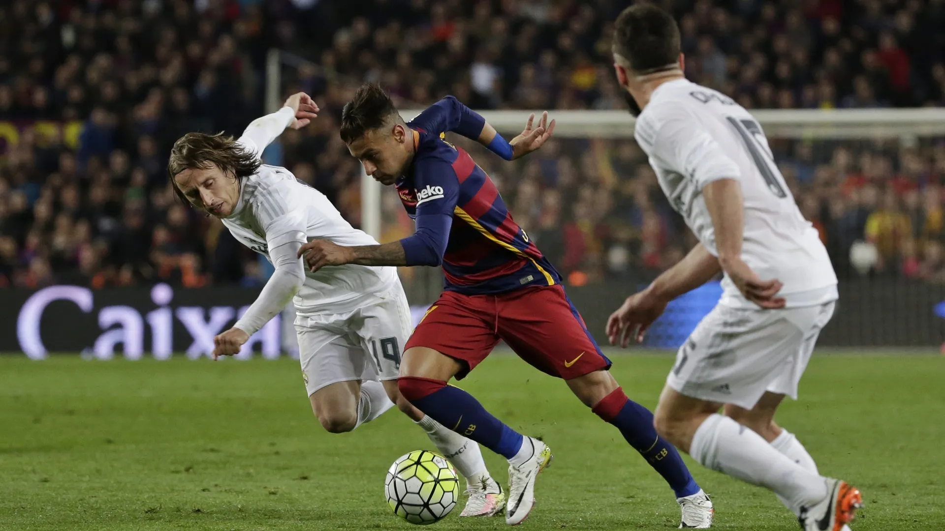Barcelona x Real Madrid teve hor&aacute;rio alterado para competir com a Premier League