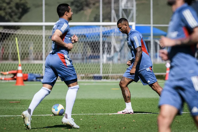 Marlon, em primeiro plano, e Walace, ao fundo, j&aacute; treinam com o grupo no Cruzeiro e devem se tornar op&ccedil;&atilde;o para Fernando Seabra nos pr&oacute;ximos dias