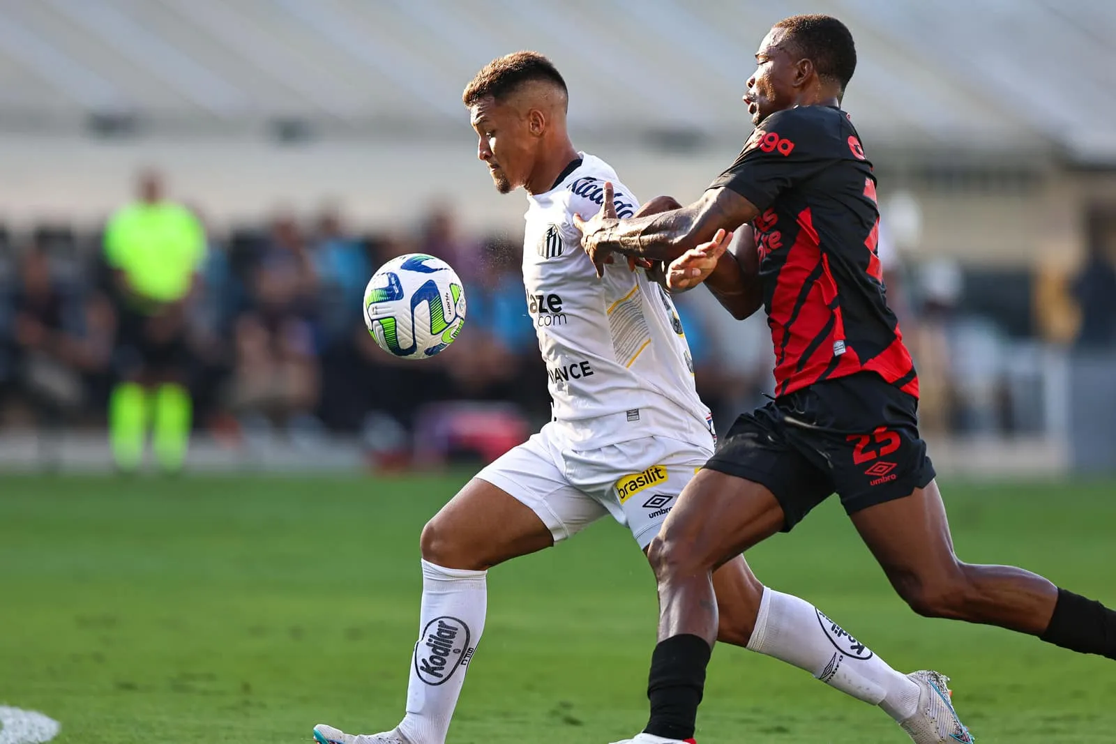Marcos Leonardo marca nos acr&eacute;scimos e salva o Santos da derrota para o Athletico-PR