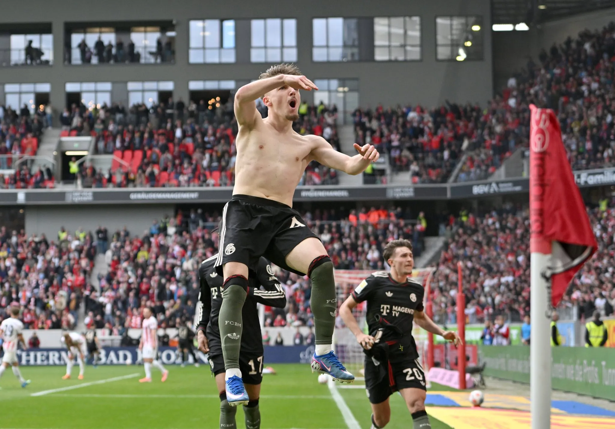 Lennart Karl comemora gol salvador na Bundesliga. Foto: IMAGO/DeFodi Images