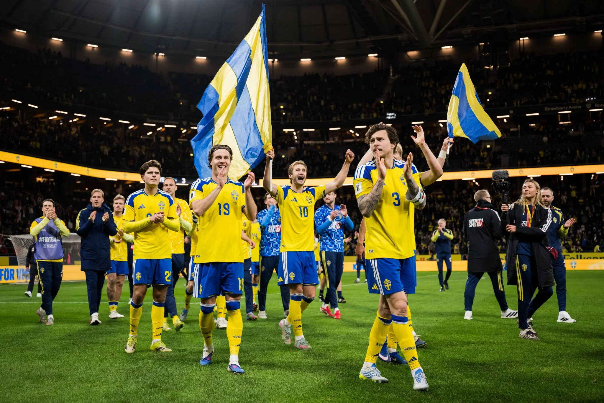 Elenco sueco comemora classifica&ccedil;&atilde;o para Copa do Mundo