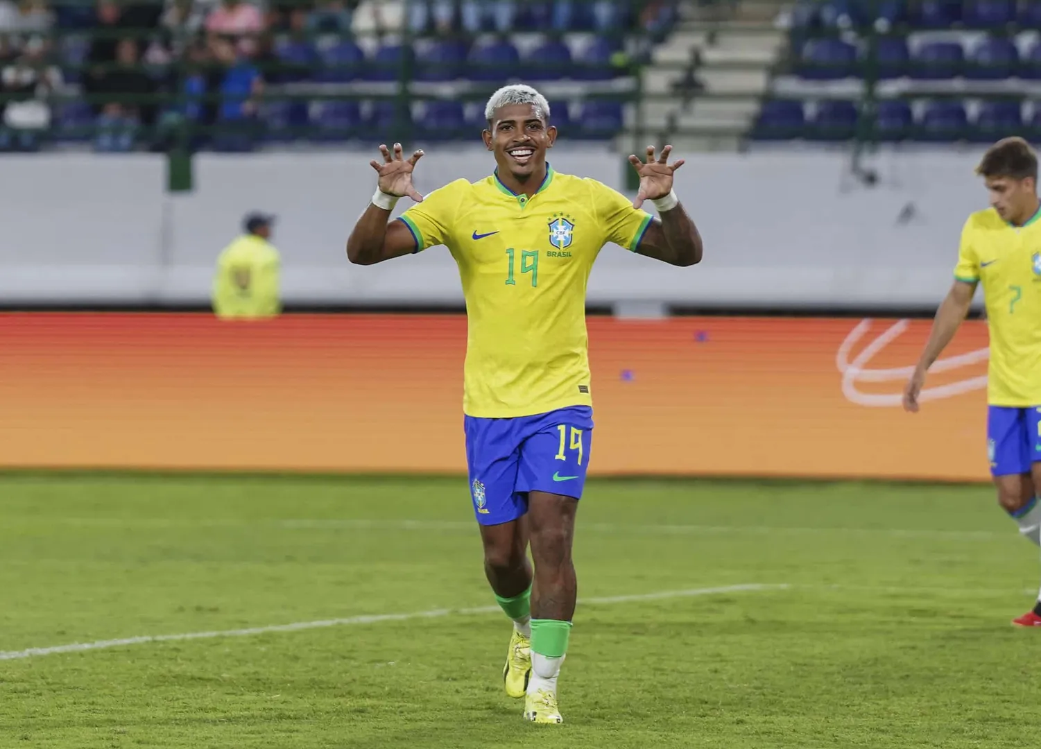 Titular absoluto e refer&ecirc;ncia na Sele&ccedil;&atilde;o Ol&iacute;mpica, John Kennedy j&aacute; encerrou 2023 pedindo passagem no Fluminense - Foto: Joilson Marconne/CBF
