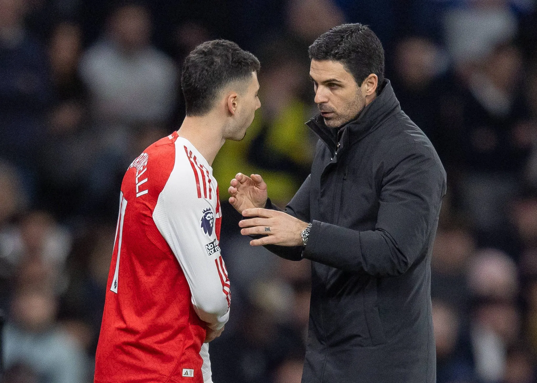 Arteta orienta Martinelli durante jogo do Arsenal