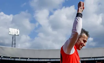 Van Persie encerrou a carreira como merecia: com uma grandiosa despedida do Feyenoord, seu clube do cora&ccedil;&atilde;o