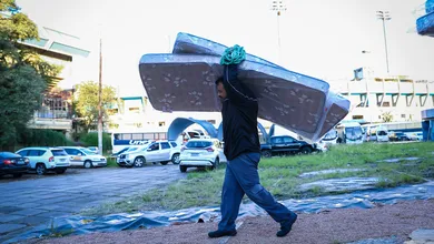 Abandonada, antiga casa do Gr&ecirc;mio vira ponto de doa&ccedil;&otilde;es para v&iacute;timas das chuvas em Porto Alegre