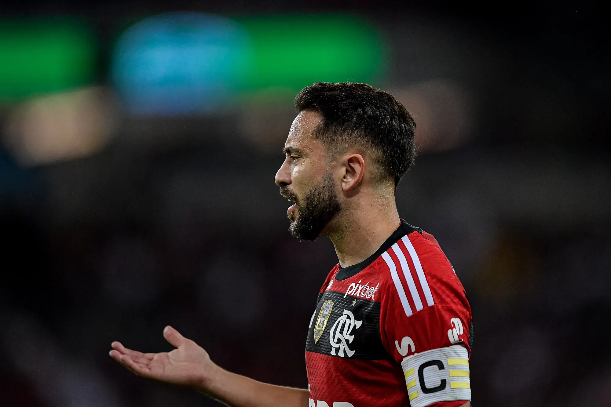 Sem pressa, Flamengo e Everton Ribeiro esbarram em problema corriqueiro por renova&ccedil;&atilde;o