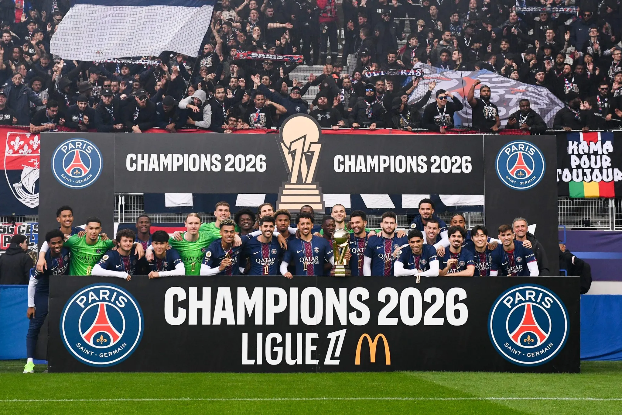 PSG recebe a ta&ccedil;a da Ligue 1 2025/26