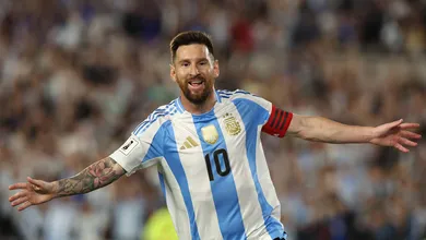 Massacre da Argentina tem gol de Almada e show de Messi, que sonha com recorde de CR7