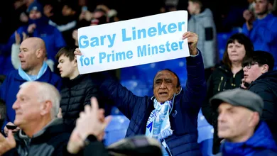 Ap&oacute;s fim de semana ca&oacute;tico e boicote de funcion&aacute;rios, Lineker voltar&aacute; a apresentar o Match of the Day na BBC