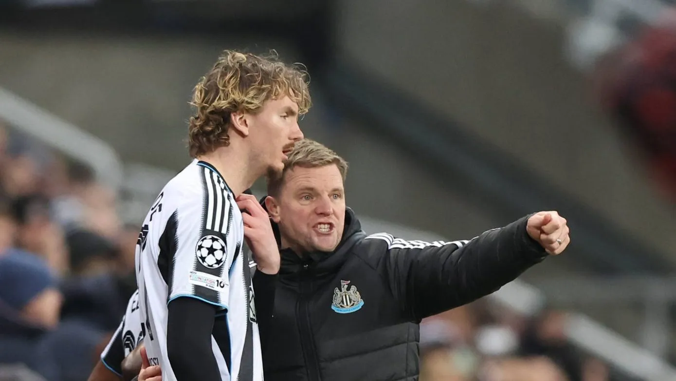 Eddie Howe e Woltemade em jogo do Newcastle