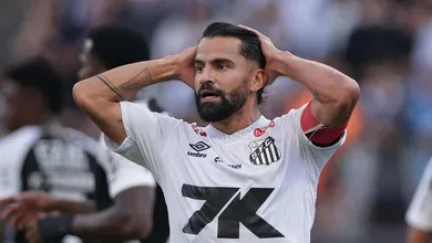 Vacilos ofensivos em cl&aacute;ssico levam o Santos &agrave; sexta derrota no Brasileir&atilde;o