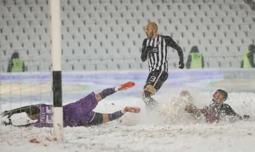 A torcida do Partizan resolveu fazer uma guerra de bolas de neve contra o bandeirinha