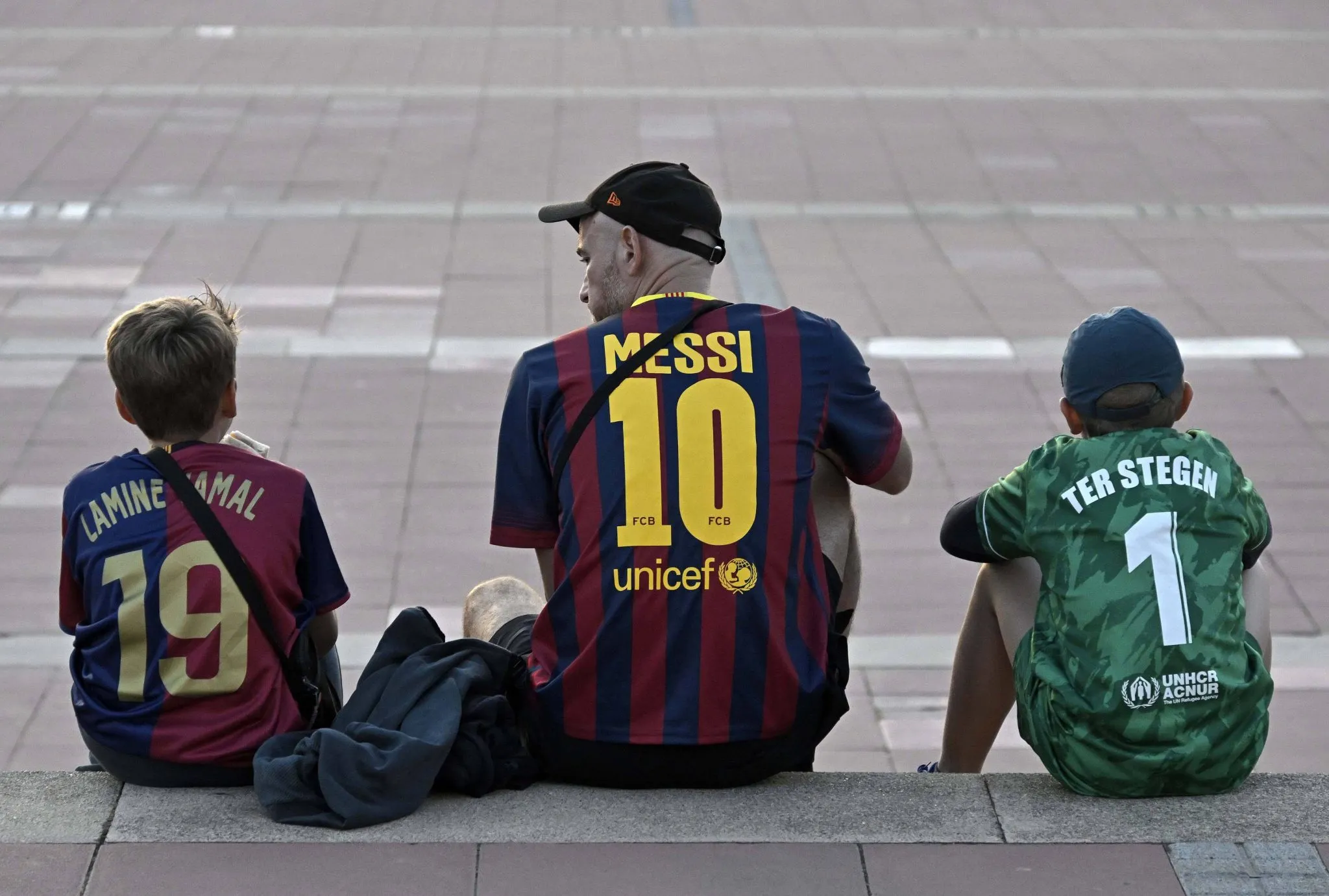 Torcedores do Barcelona vestem camisa de Lamine Yamal e Lionel Messi (Foto: Imago/MIS)