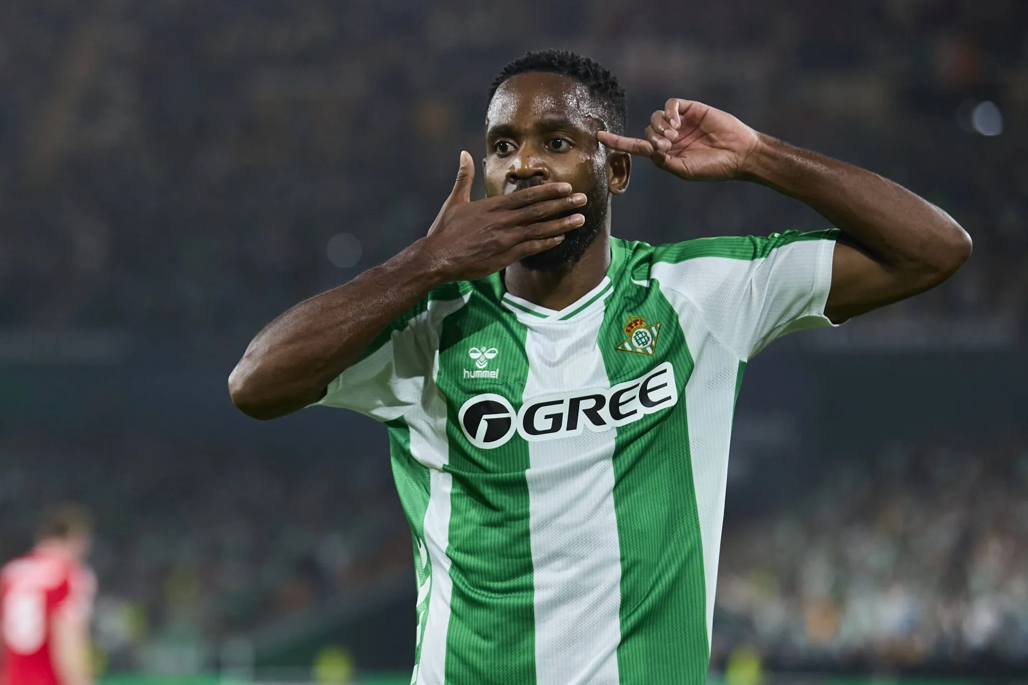 Bakambu comemora gol do Betis com men&ccedil;&atilde;o ao conflito na Rep&uacute;blica Democr&aacute;tica do Congo