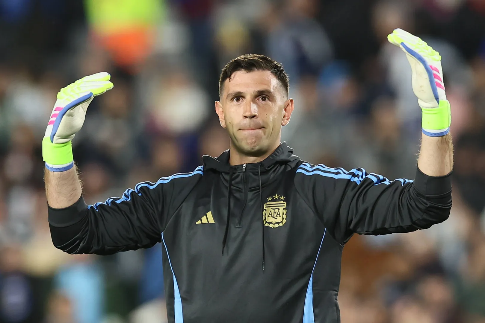 Dibu Mart&iacute;nez, alvo do Manchester United