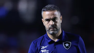 Artur Jorge condena arbitragem ap&oacute;s elimina&ccedil;&atilde;o do Botafogo: &lsquo;Vai ter gente envergonhada&rsquo;