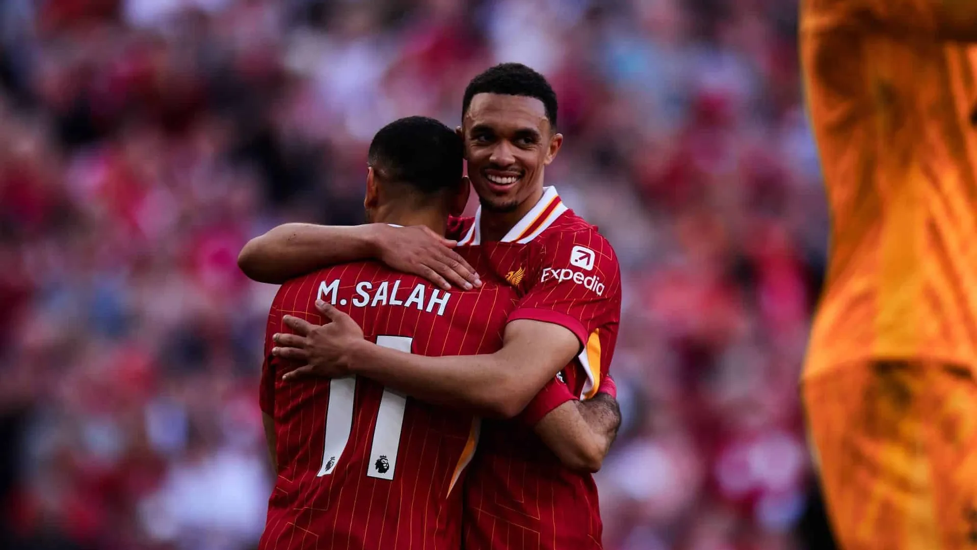 Salah abra&ccedil;a Alexander-Arnold Foto: (Imago)
