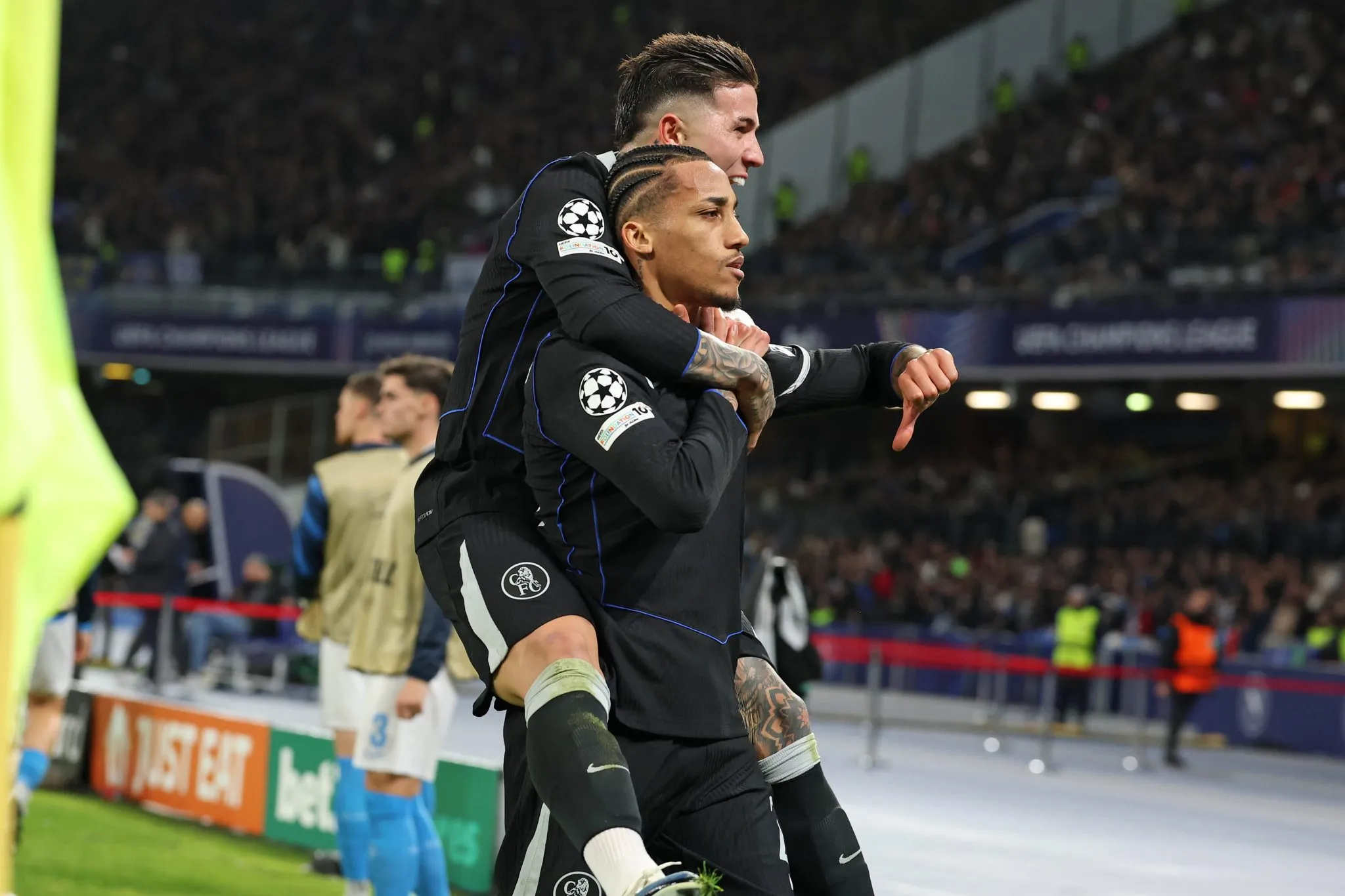 Enzo Fern&aacute;ndez e Jo&atilde;o Pedro comemoram gol na vit&oacute;ria do Chelsea sobre o Napoli