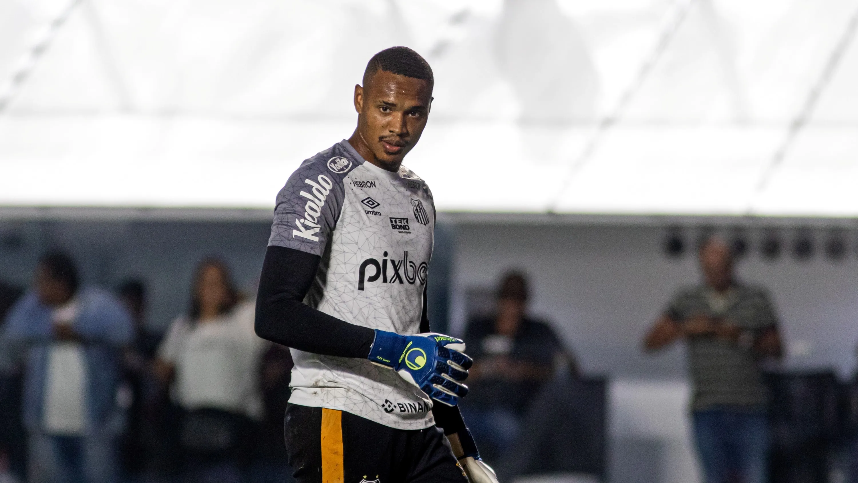 Santos empresta goleiro John ao time de Ronaldo na Espanha