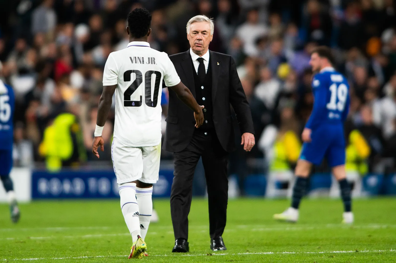 Vini Jr. cumprimenta Ancelotti em jogo do Real Madrid