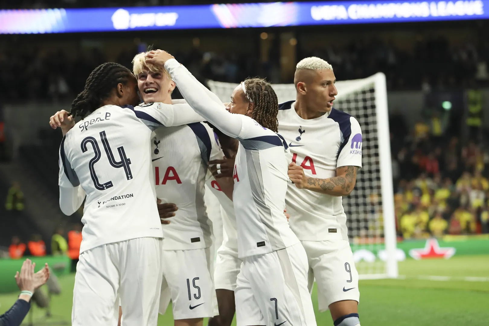 Jogadores do Tottenham celebram gol diante do Villarreal