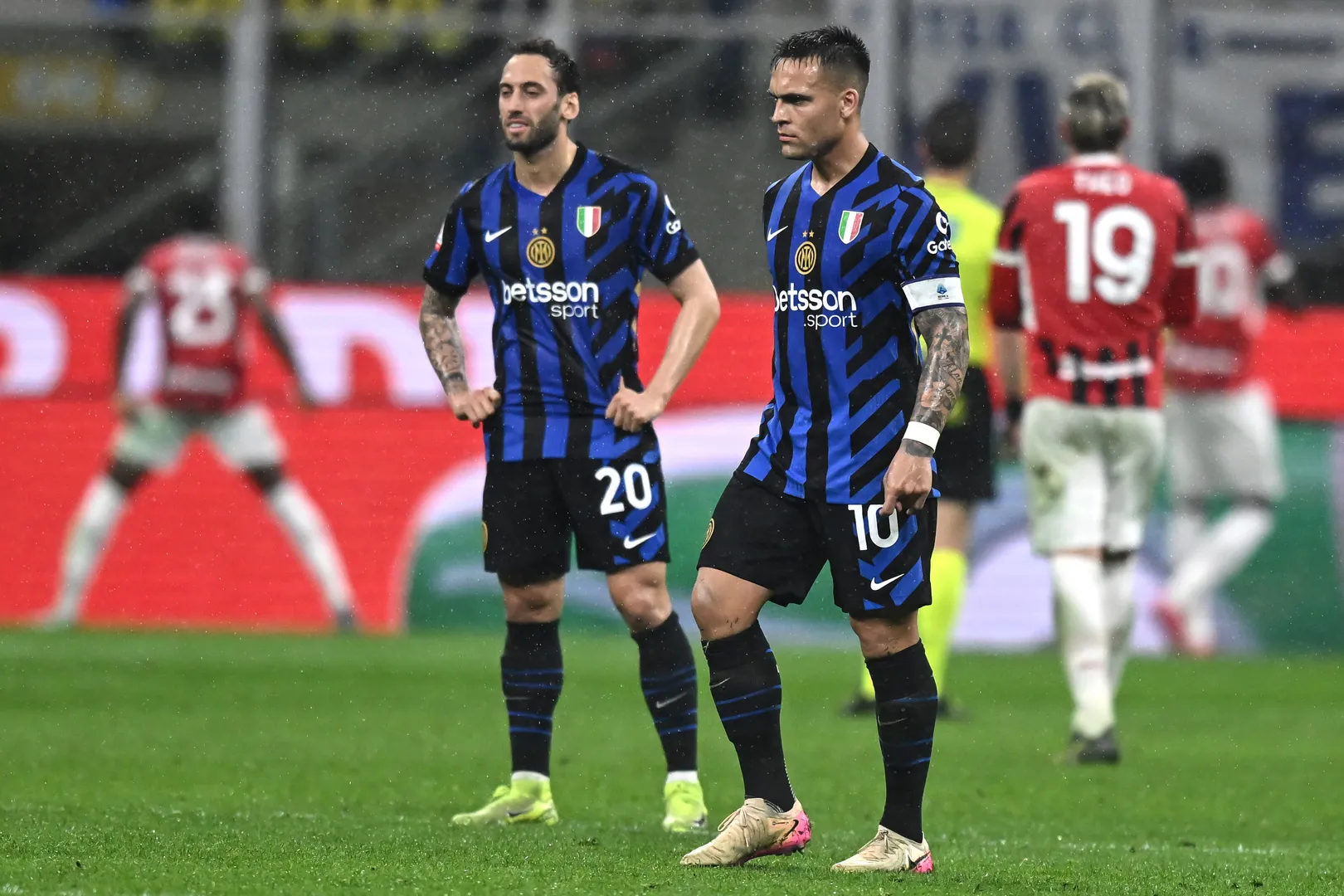 &Ccedil;alhanoglu e Lautaro Mart&iacute;nez em a&ccedil;&atilde;o pela Internazionale