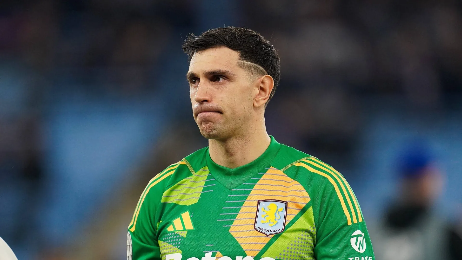 Dibu Mart&iacute;nez em a&ccedil;&atilde;o pelo Aston Villa (Foto: Imago)