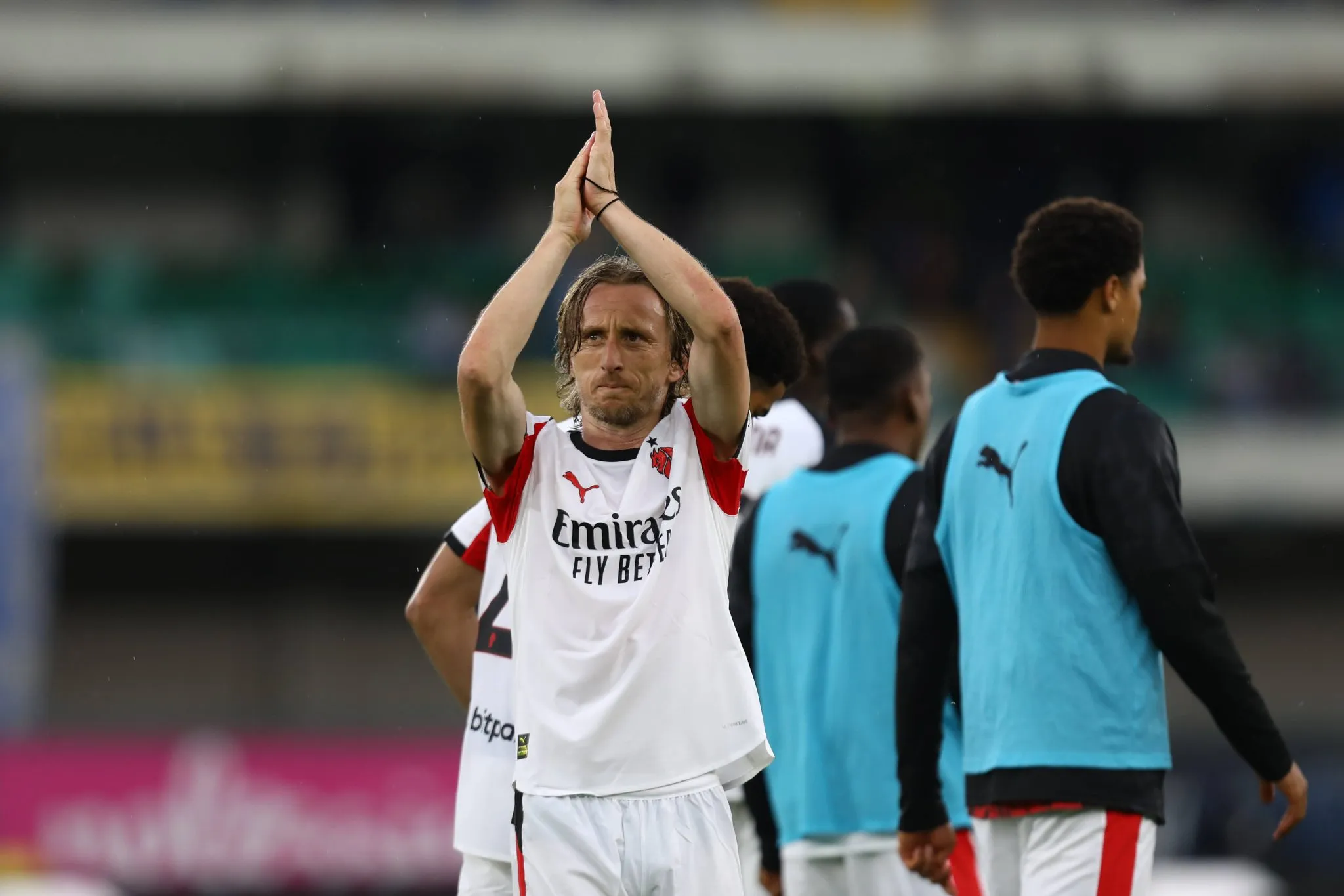 Modric acena para torcida do Milan