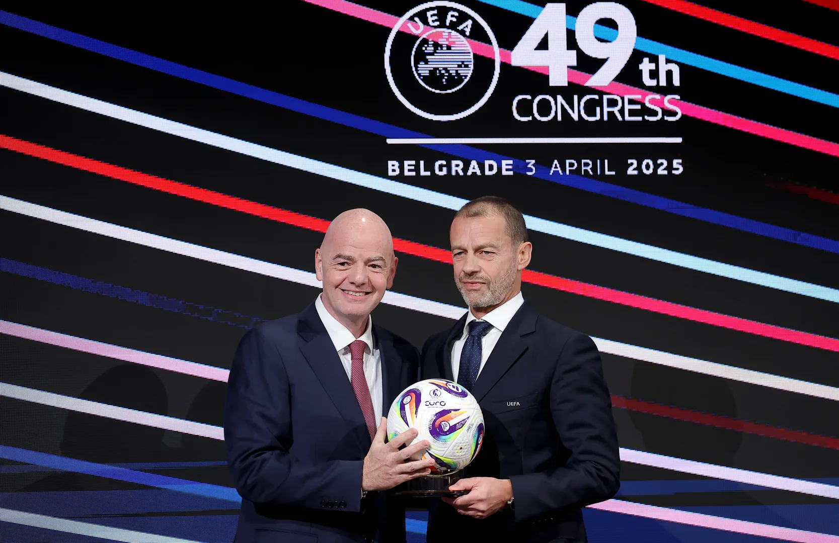 Gianni Infantino, presidente da Fifa, e Aleksander Ceferin, presidente da Uefa Foto: (Imago)