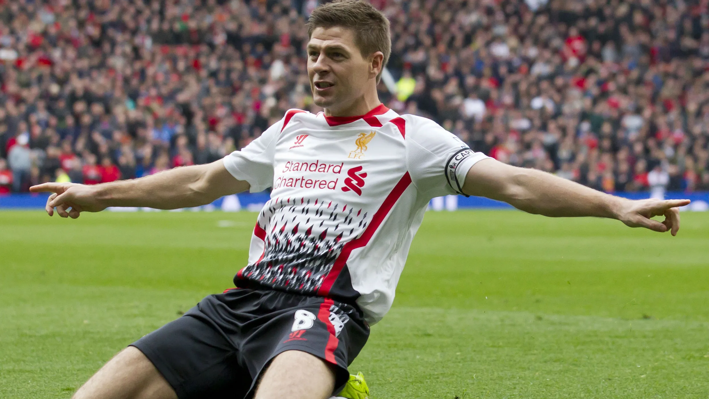 Gerrard: dois gols de p&ecirc;nalti contra o Manchester United (Foto: AP)