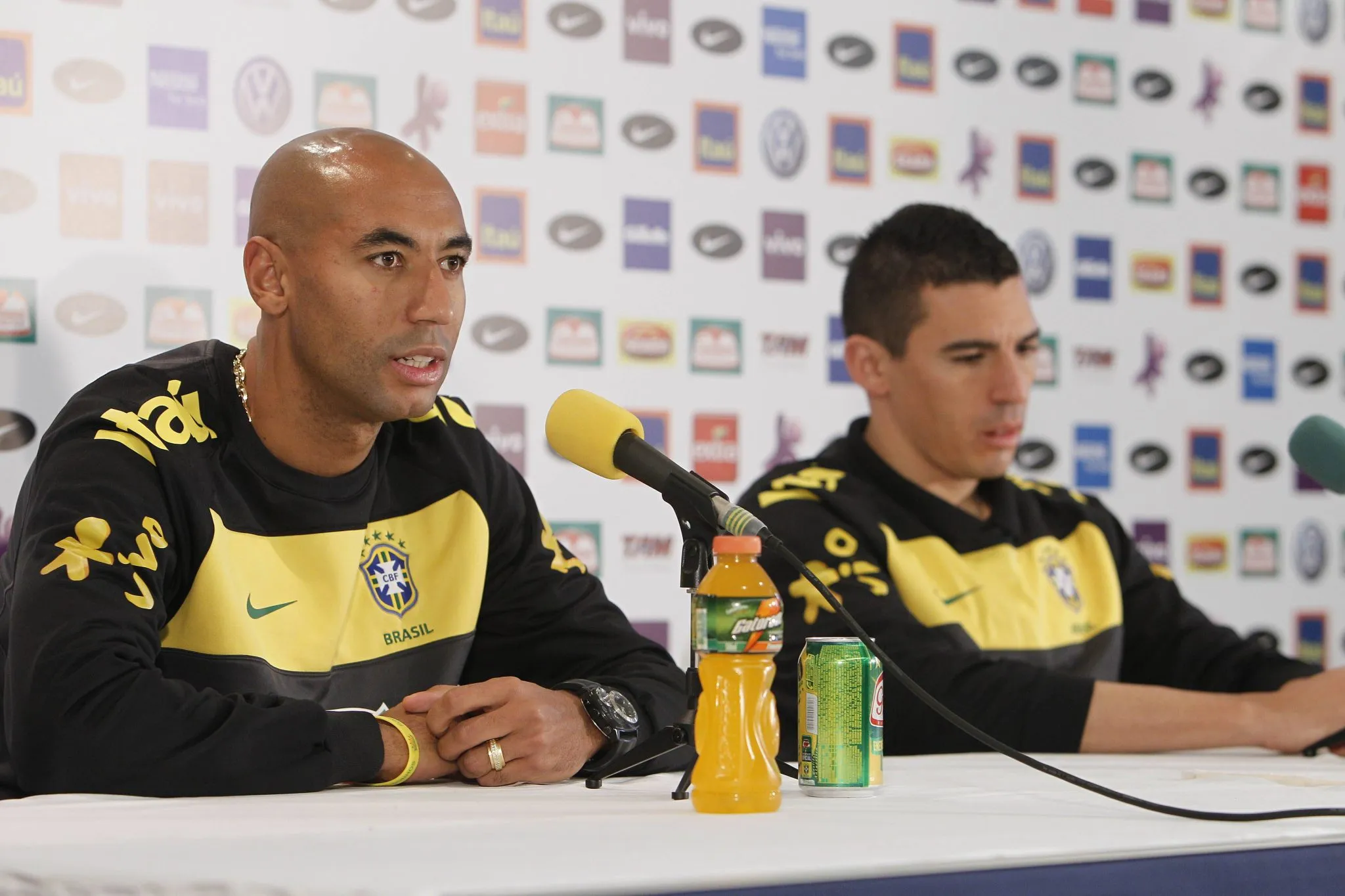 Luis&atilde;o e L&uacute;cio em entrevista coletiva durante a Copa do Mundo de 2010