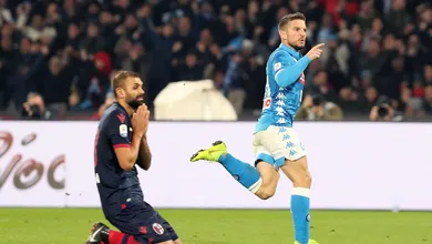 Milik vai bem, Mertens decide e Napoli arranca vit&oacute;ria no final contra Bologna