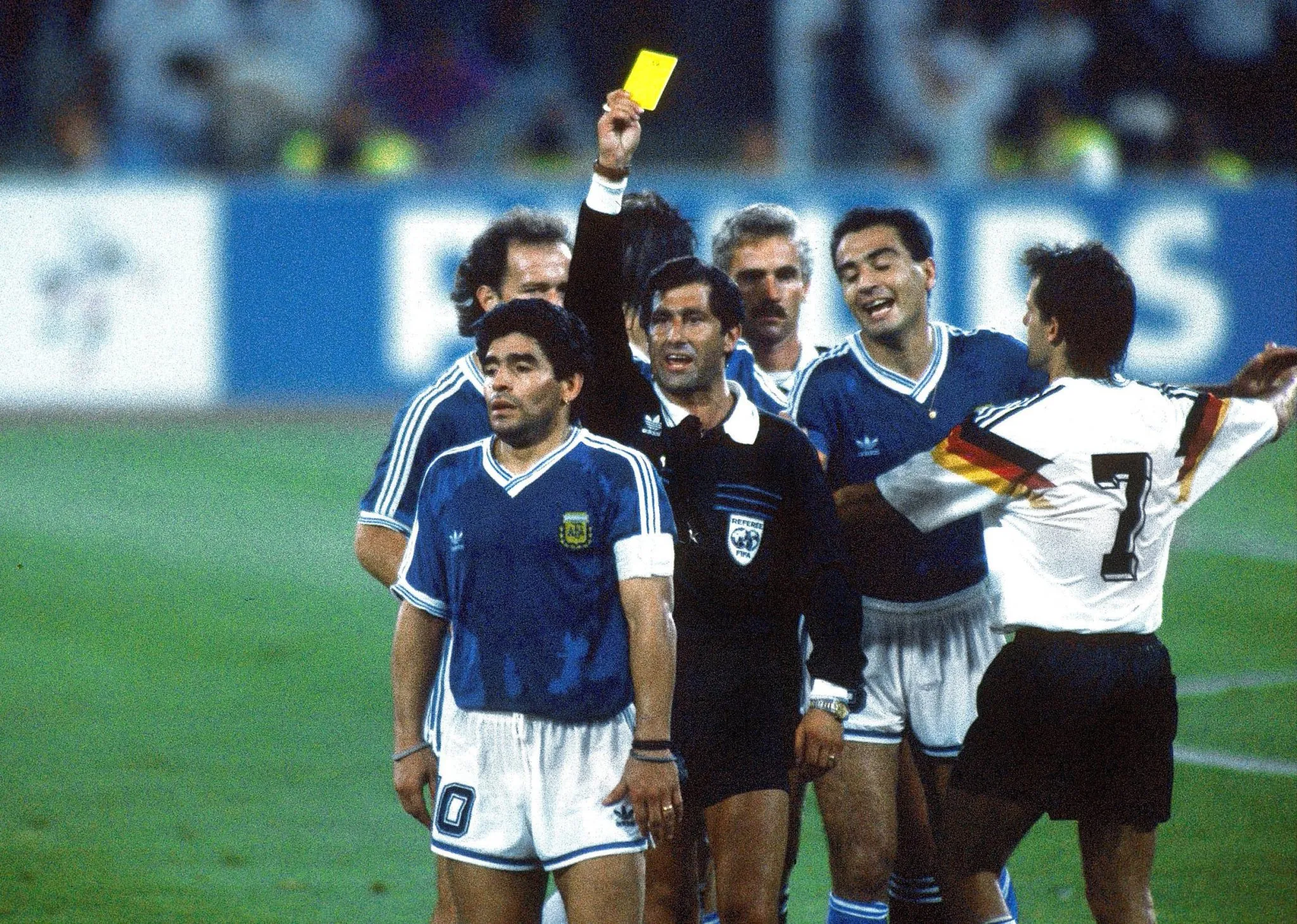 Maradona levando cart&atilde;o na final da Copa do Mundo de 1990