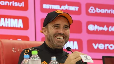 Coudet chega ao Inter com cutucada, elogios ao elenco e sensa&ccedil;&atilde;o de d&iacute;vida paga