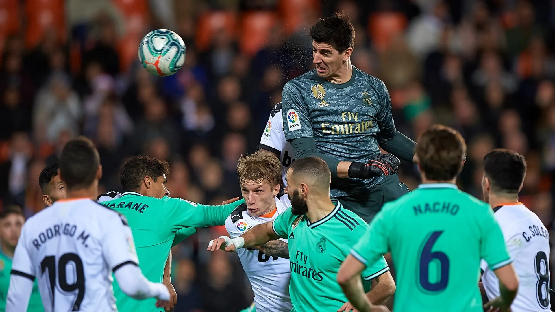 No rebote de uma cabe&ccedil;ada de Courtois, Benzema arrancou o empate para o Real Madrid no &uacute;ltimo ato
