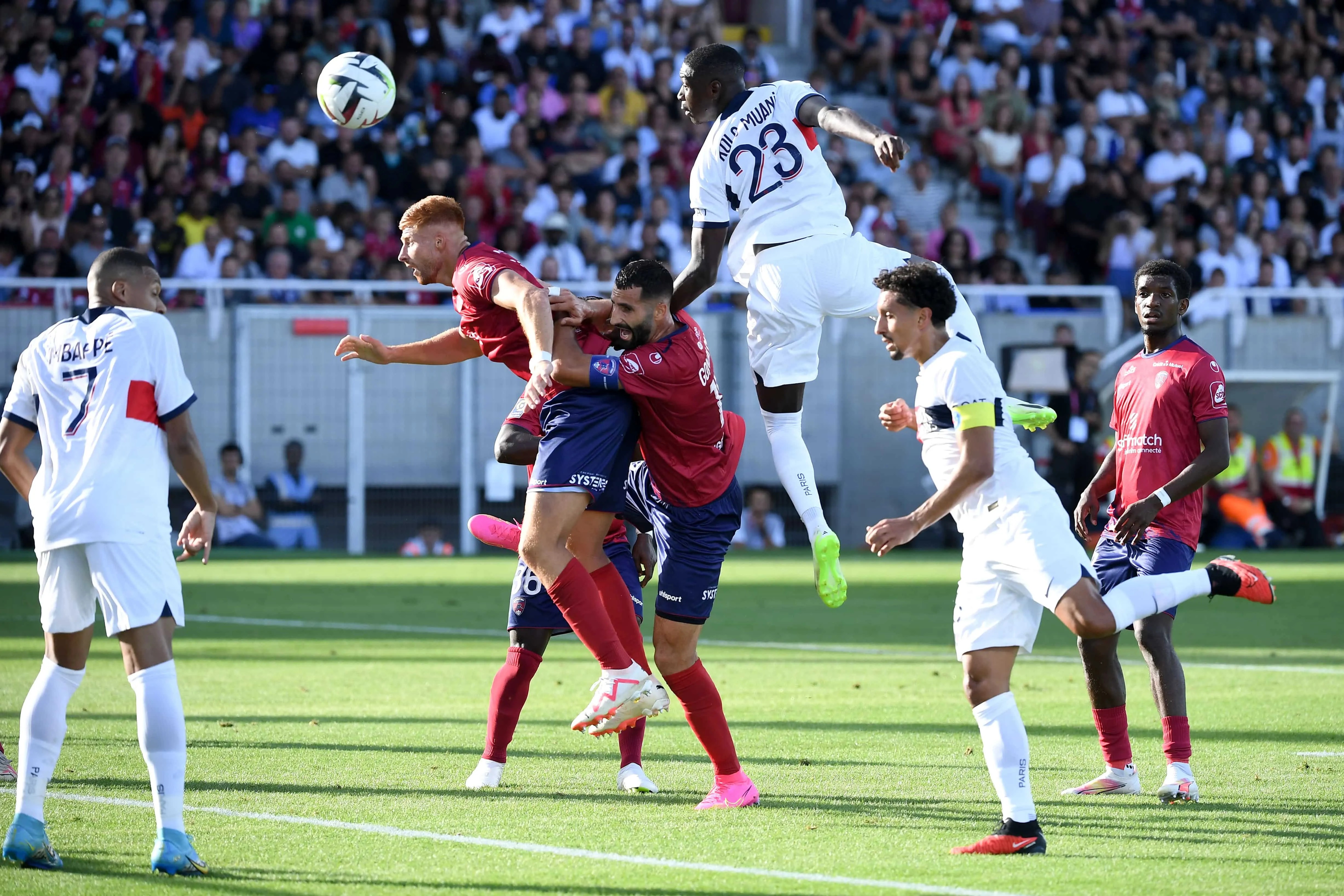 Goleiros brilham na Fran&ccedil;a, e PSG n&atilde;o passa de um empate sem gols diante do Clermont em jogo muito agitado