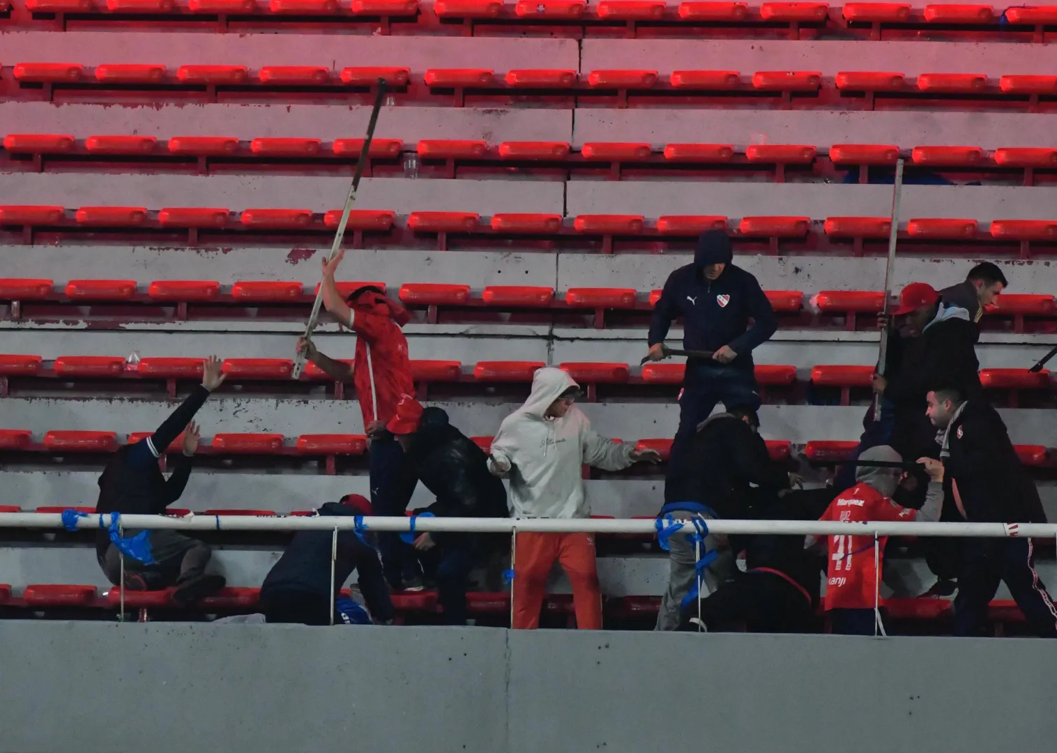 Chilenos e argentinos protagonizaram cenas lament&aacute;veis (Foto: Imago)