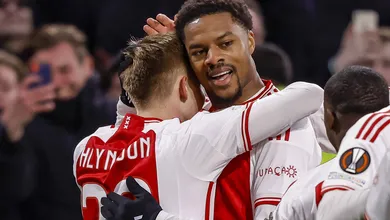 Em jogo de eliminados, Ajax supera o AEK em duelo movimentado e com falhas bizarras de goleiro