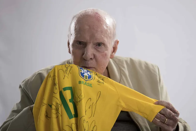 Zagallo beija a camisa da Sele&ccedil;&atilde;o Brasileira