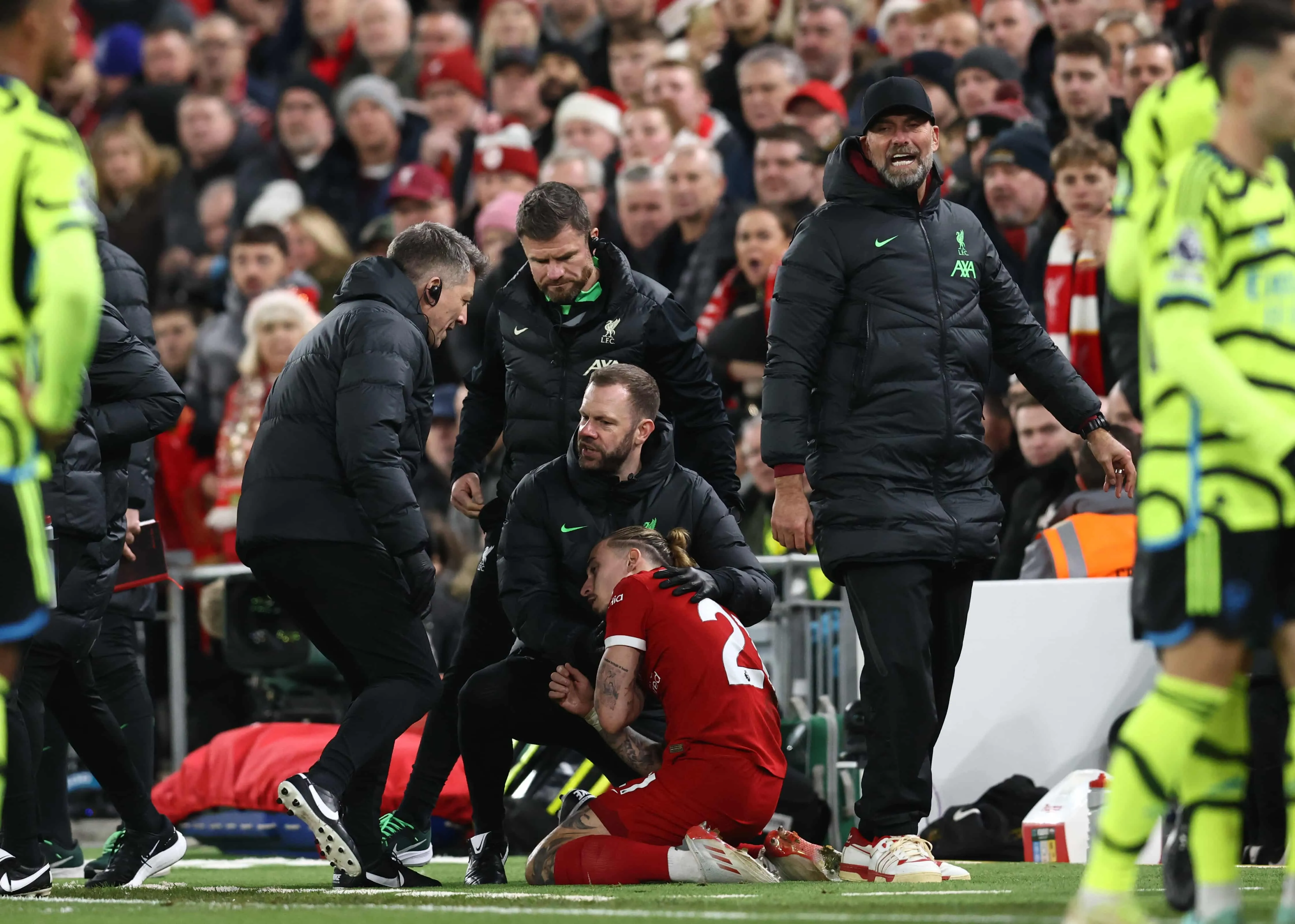 Presente de grego para o Liverpool: Tsimikas fratura clav&iacute;cula e ser&aacute; desfalque para Klopp